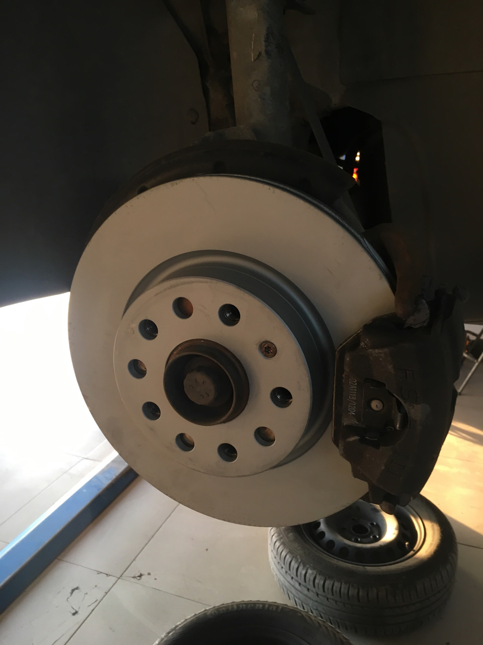 Замена передних тормозных дисков и колодок — Volkswagen Golf Mk6, 1,6 л ...