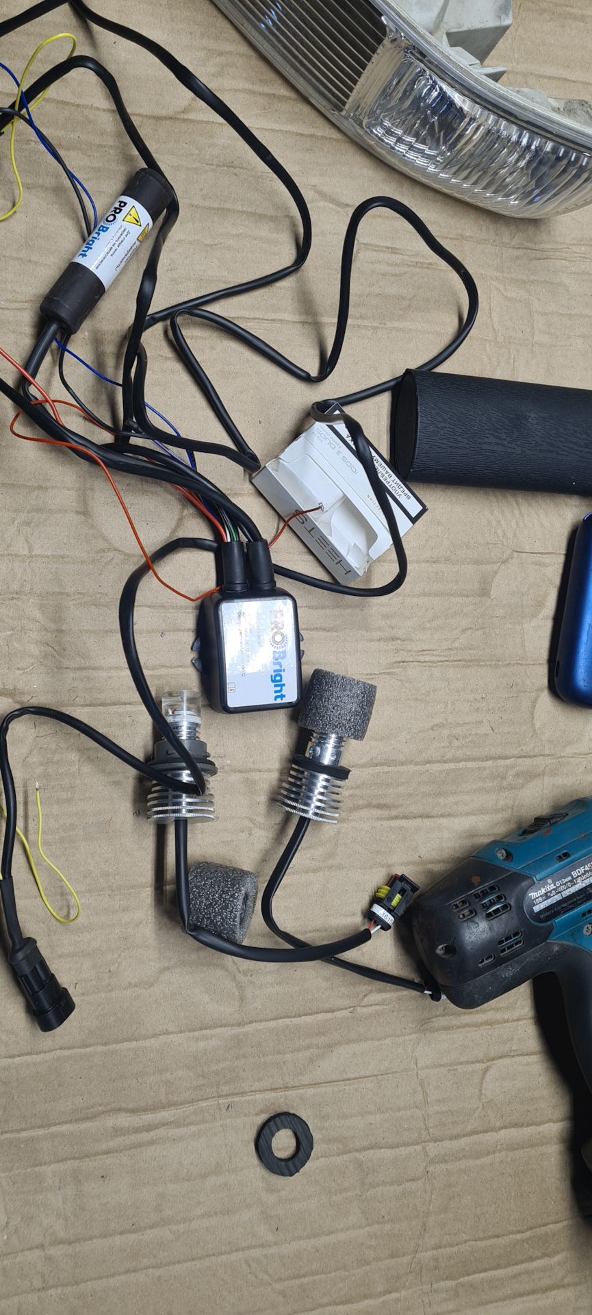 но есть один нюанс — они не входят по посадке в наши габариты (меньше) — Toyota RAV4 (I)