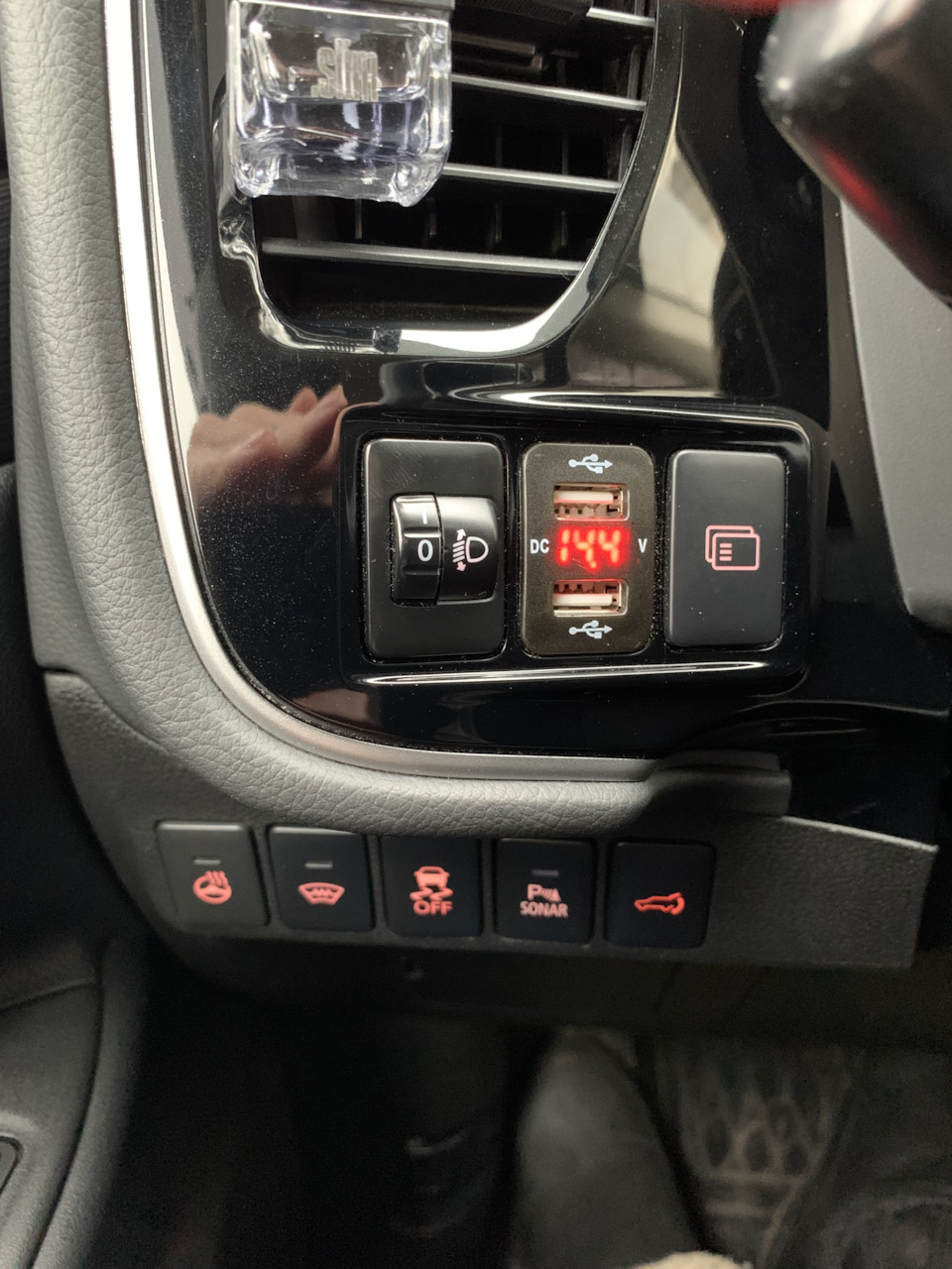 Кнопка «USB зарядка и вольтметр» — Mitsubishi Outlander (3G), 2 л, 2015  года | аксессуары | DRIVE2