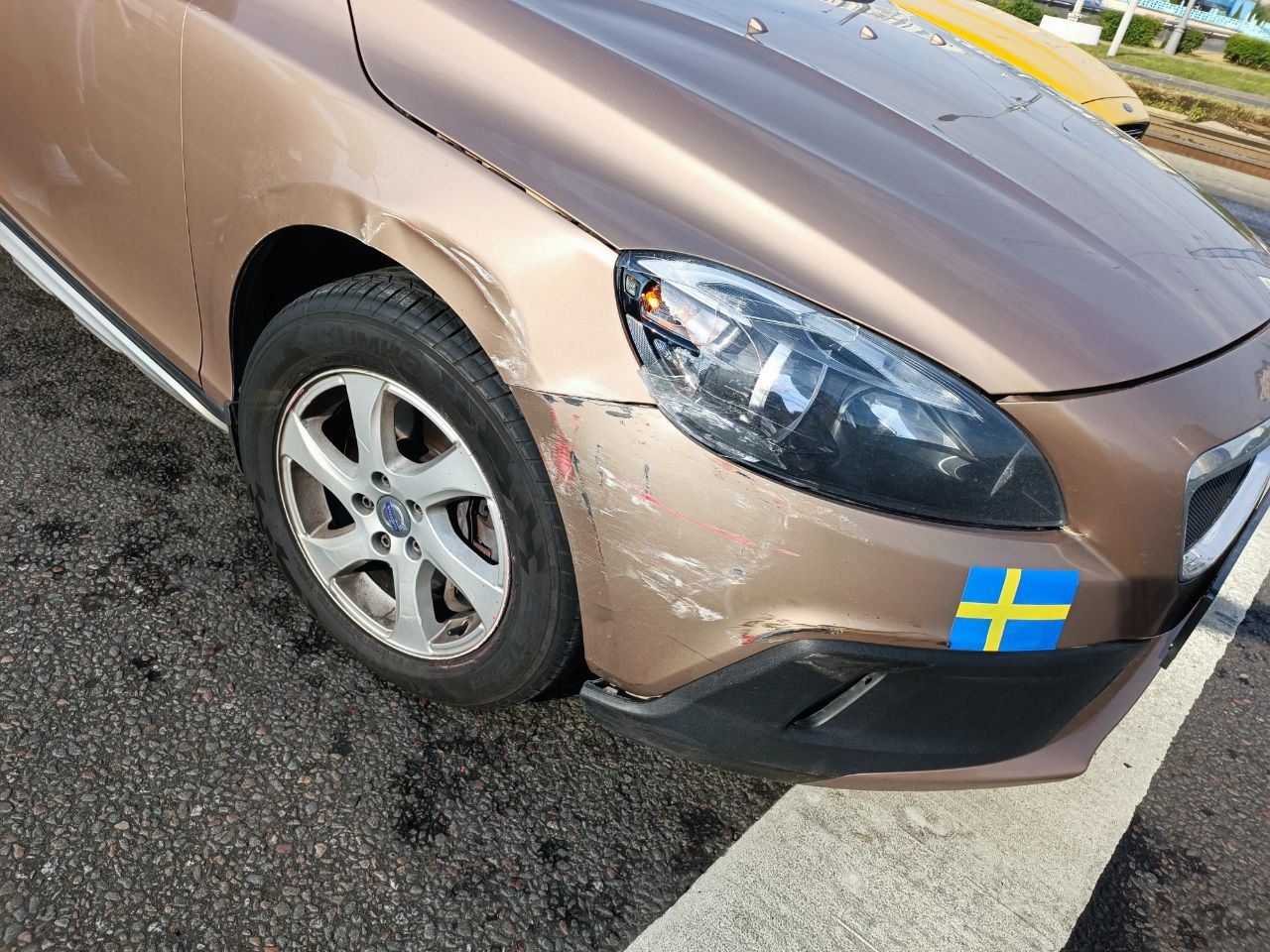 Беда не приходит одна. Мелкое, но неприятное ДТП и чертова электроника —  Volvo V40 Cross Country, 2 л, 2013 года | ДТП | DRIVE2