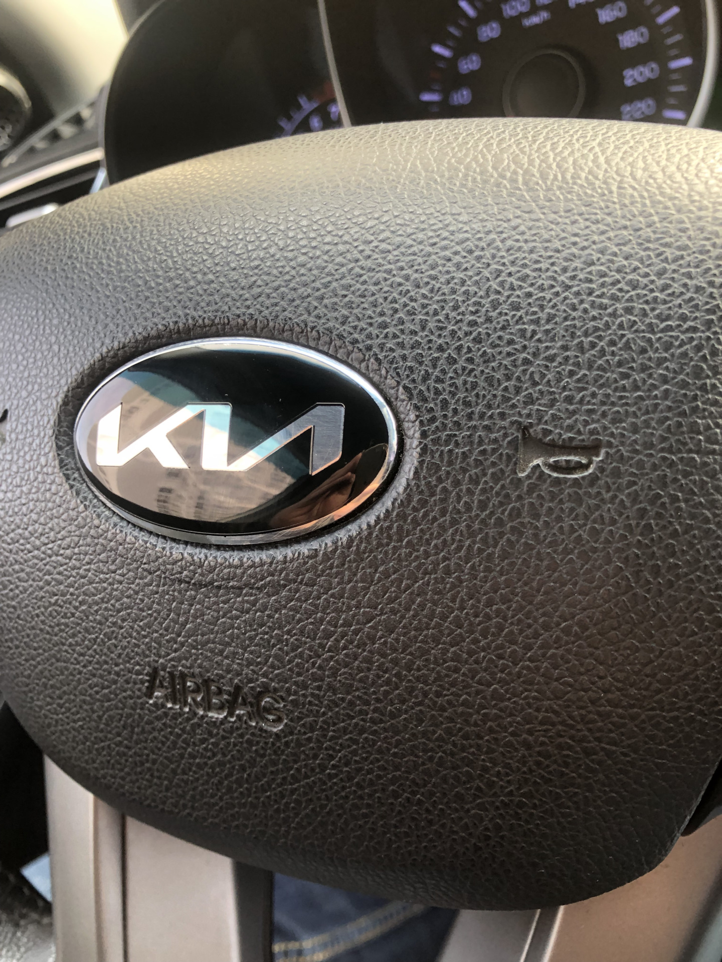 Эмблема на руль KИ — KIA Rio (3G), 1,6 л, 2012 года | другое | DRIVE2