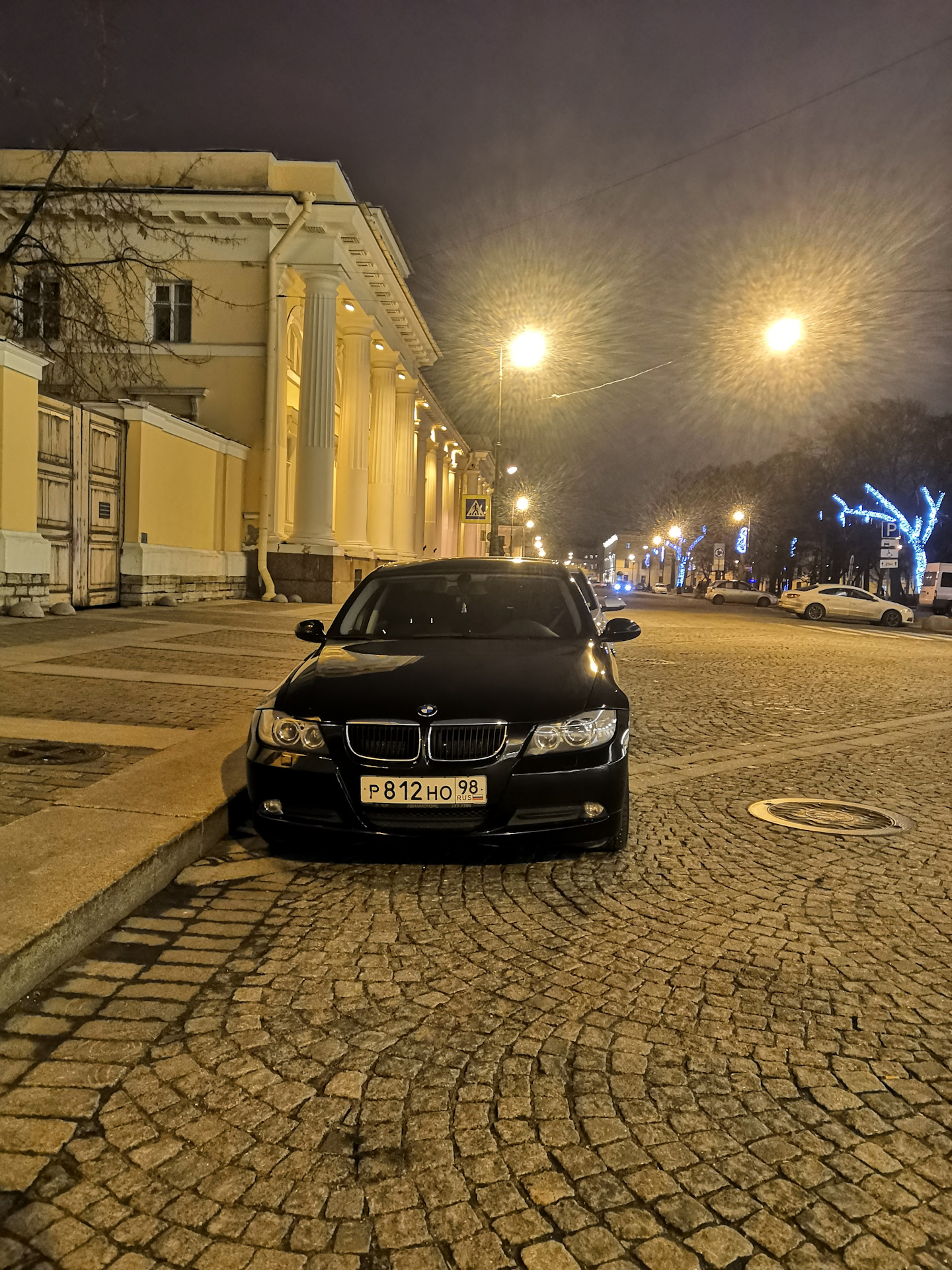 Вечер улица машины. БМВ м5 в городе. BMW м5 на улице. Машина ночь город. Автомобиль ночью.