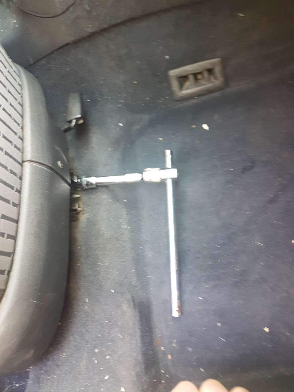 Снятие передних сидений — Skoda Octavia A4 Mk1, 2 л, 2001 года | мойка ...