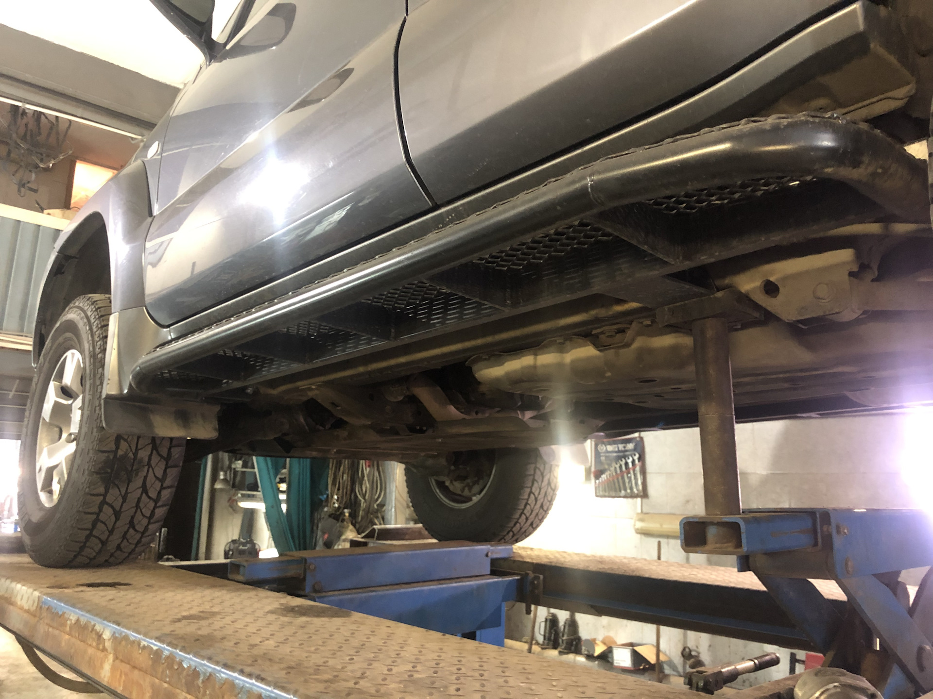 Молдинги для тойота прадо 150. Силовые пороги на прадо 150. Prado 150 пороги стиль лексус. Тойота ленд крузер прадо 150 силовые пороги. Бампер риф prado 150.