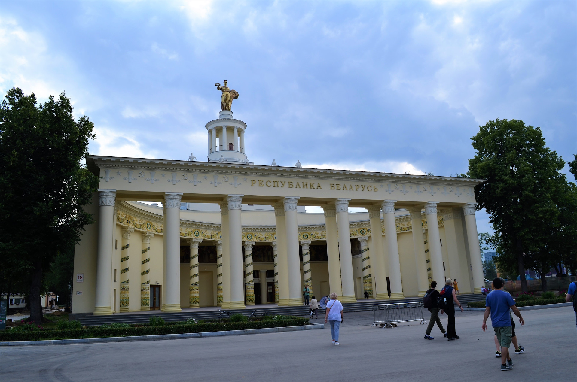 белорусский павильон на вднх мебель