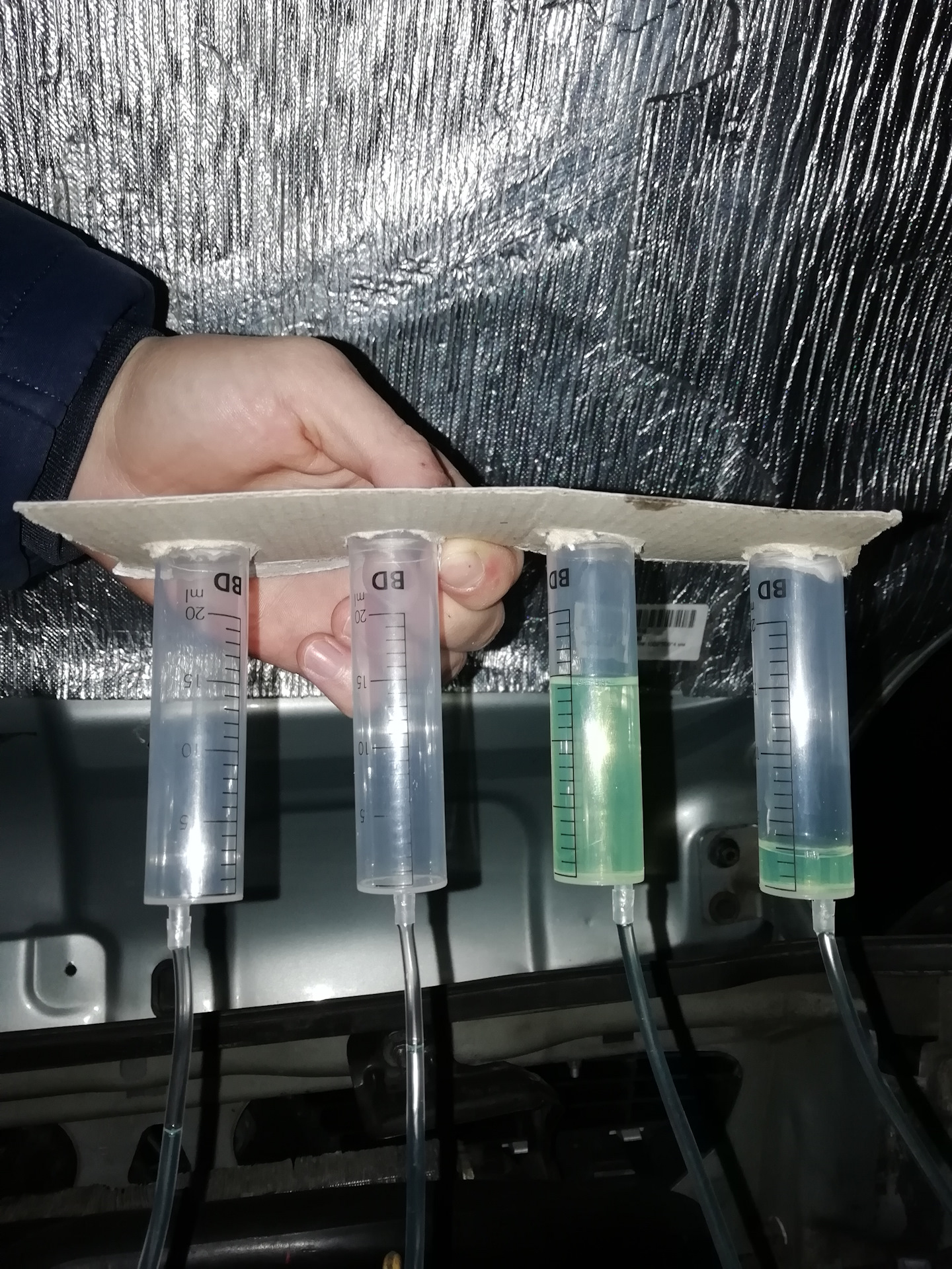 Форсунка льет в обратку дизель. Топливопровод слива с форсунок. Тест на обратку форсунок кайрон дизель. Удлинитель потока на обратку. Форсунка льет в обратку дизель.