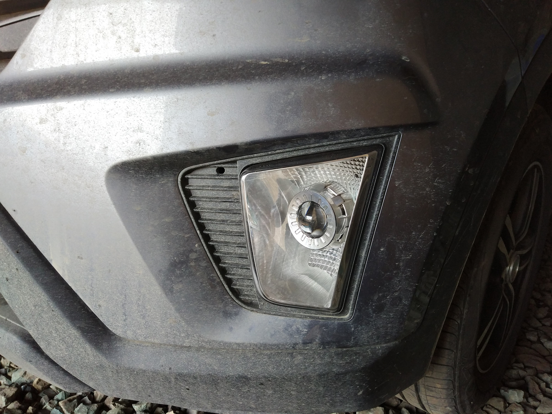 Led птф хендай санта фе 2. Птф хендай акцент тагаз. Установка птф хендай. Хендай акцент вырезал отверстия под птф. Регулировка противотуманок акцент.