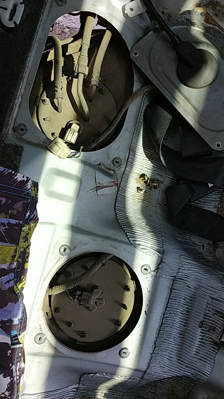 у меня почему-то 2 крышечки — Mitsubishi Galant (8G)