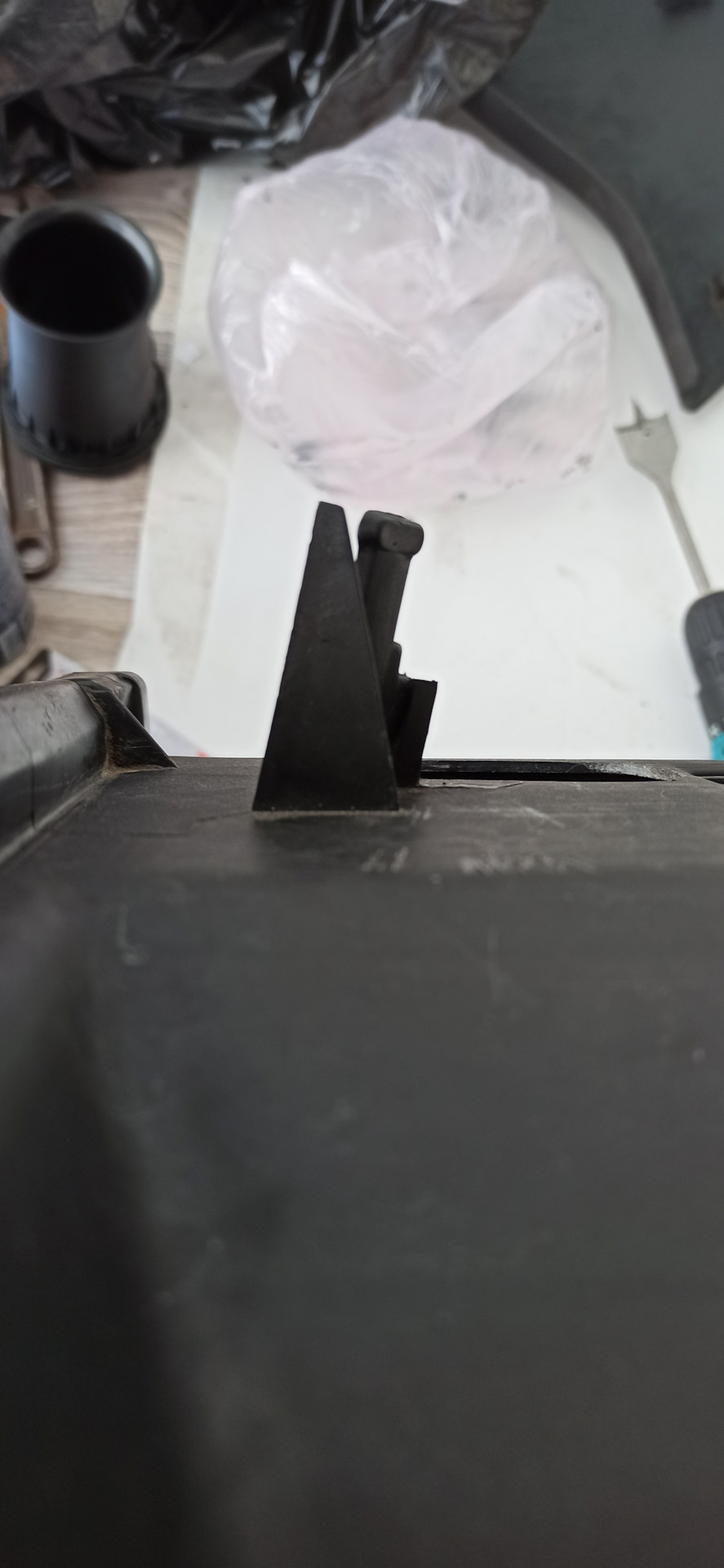 Так как для фишки немного мешает пластик, на который крепится вентиляция бака, то я его немного подрезал. вид сбоку — Audi A4 (B5)