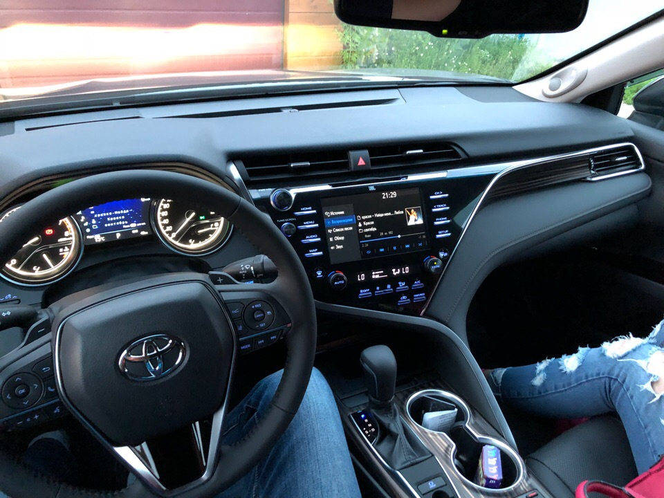 Toyota camry безопасность. Toyota Camry v70 салон. Toyota Camry 70 салон. Камри 70 Executive Safety. Toyota Camry 2018 салон.