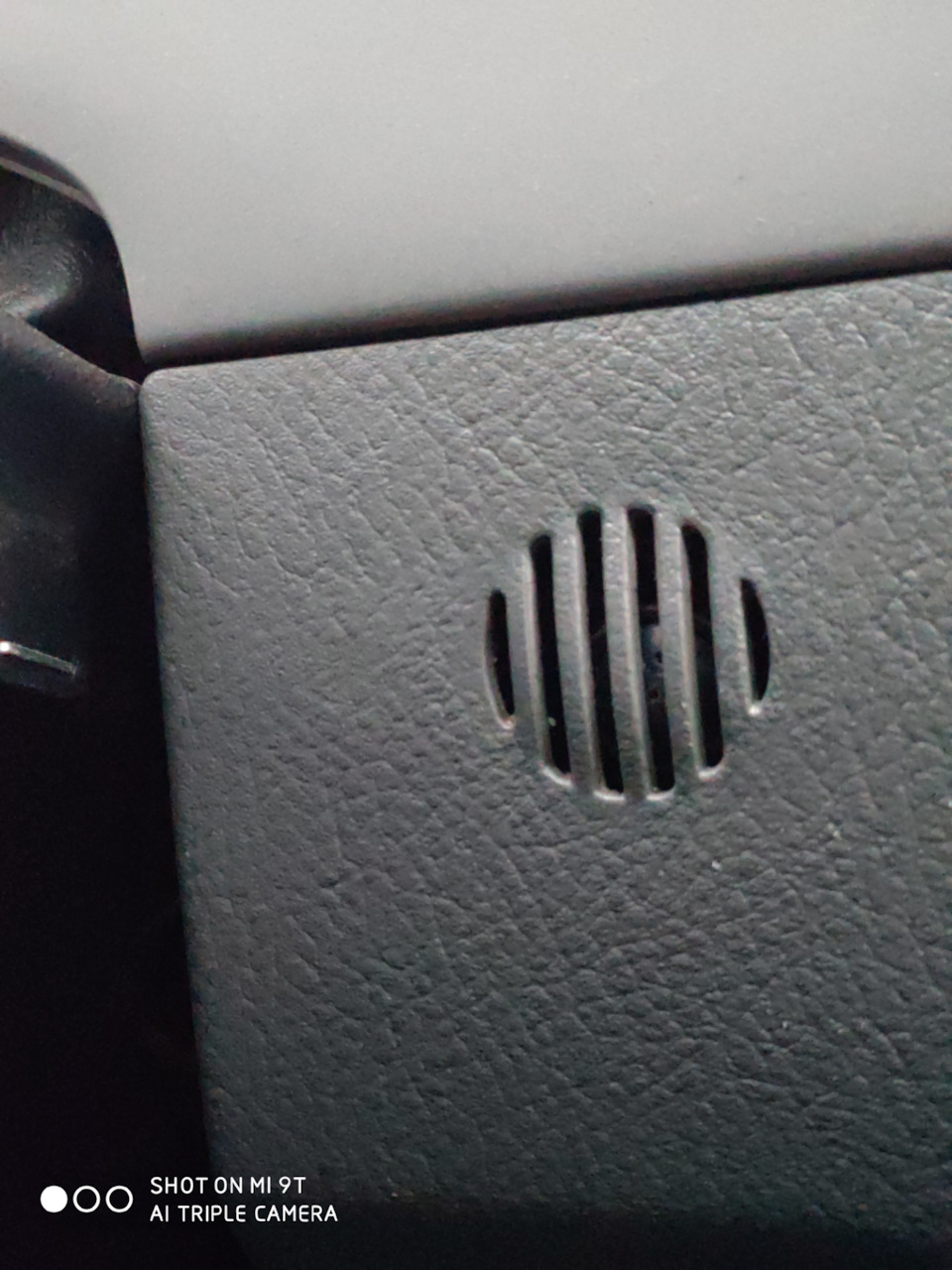 Сюда вставил микрофон слышамость идеальная — Chevrolet Lacetti Sedan