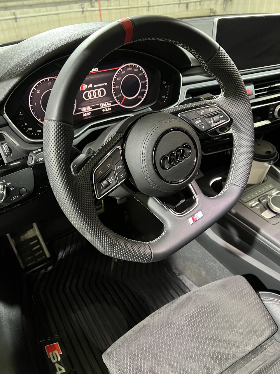 Новенький скошенный руль — Audi A4 (B9), 2 л, 2019 года | тюнинг | DRIVE2