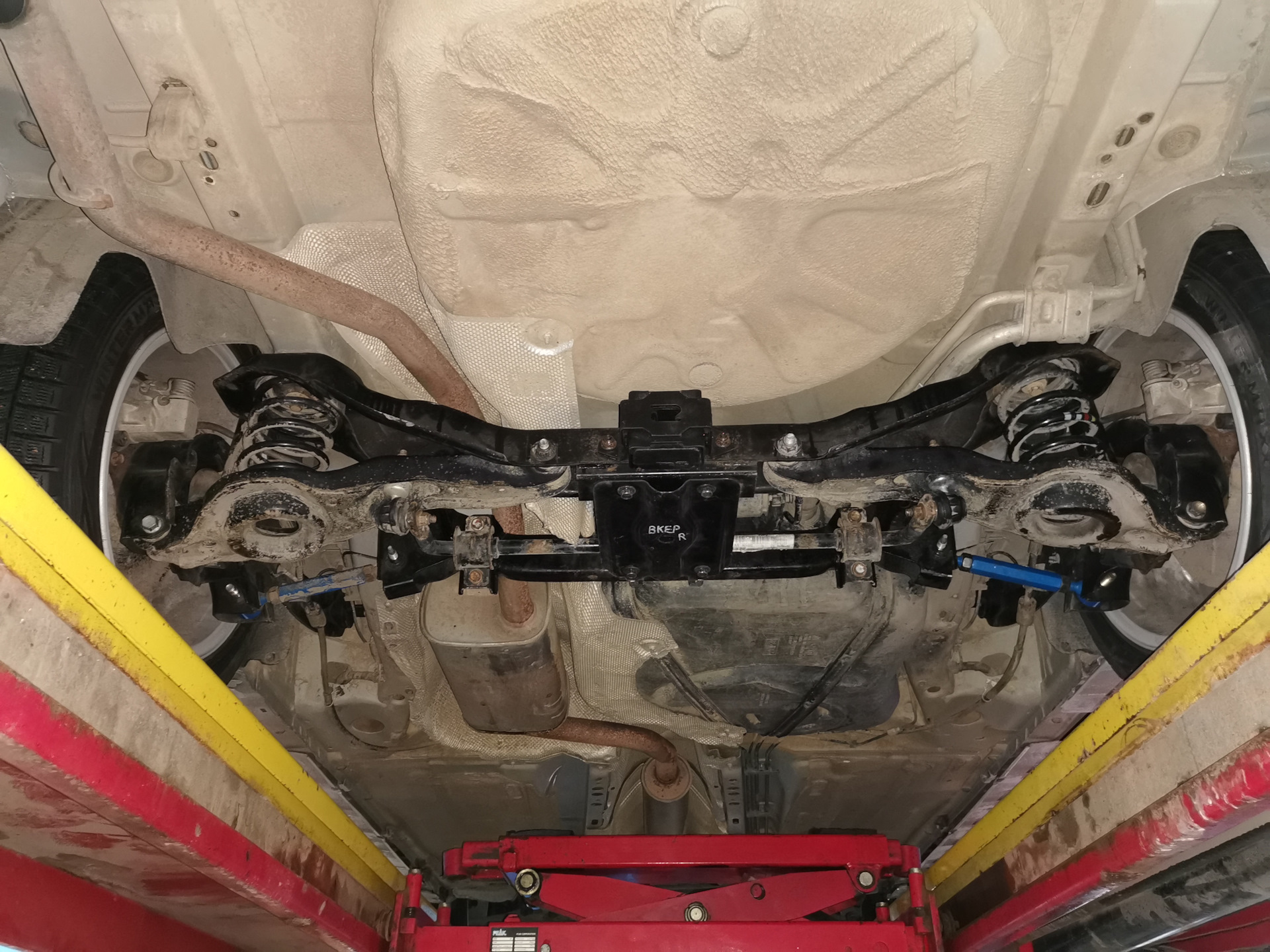 Крепление переднего подрамника е46. Задний подрамник мерседес 124. Крепление задней балки мерседес 124. Mercedes w124 опора подрамника кузова. Подрамник задний тойота авенсис 2004 года.