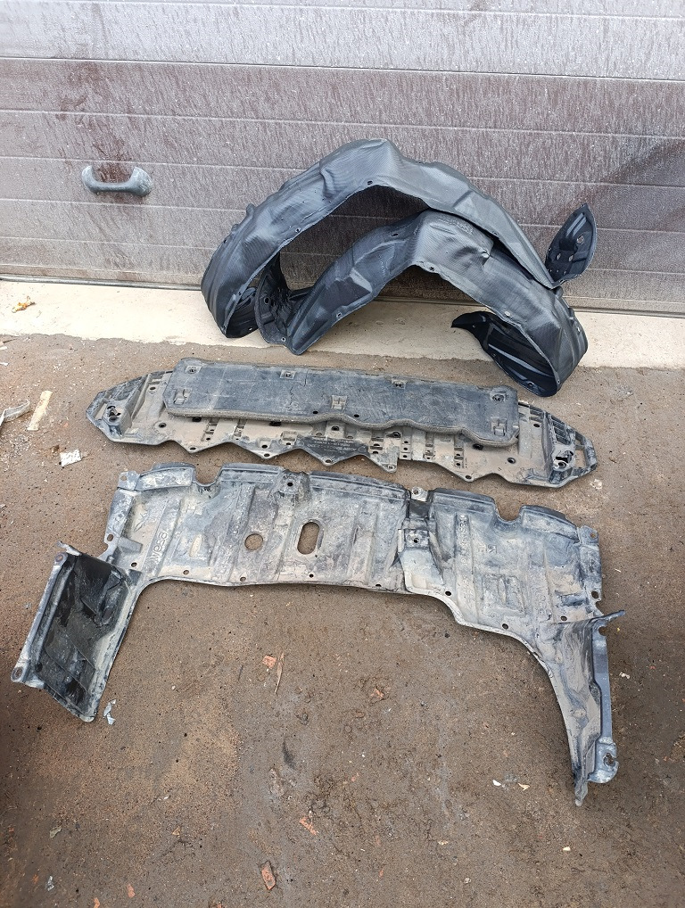 подкрылки, пластиковая защиты, нижняя планка — Toyota Corolla Fielder (E160)