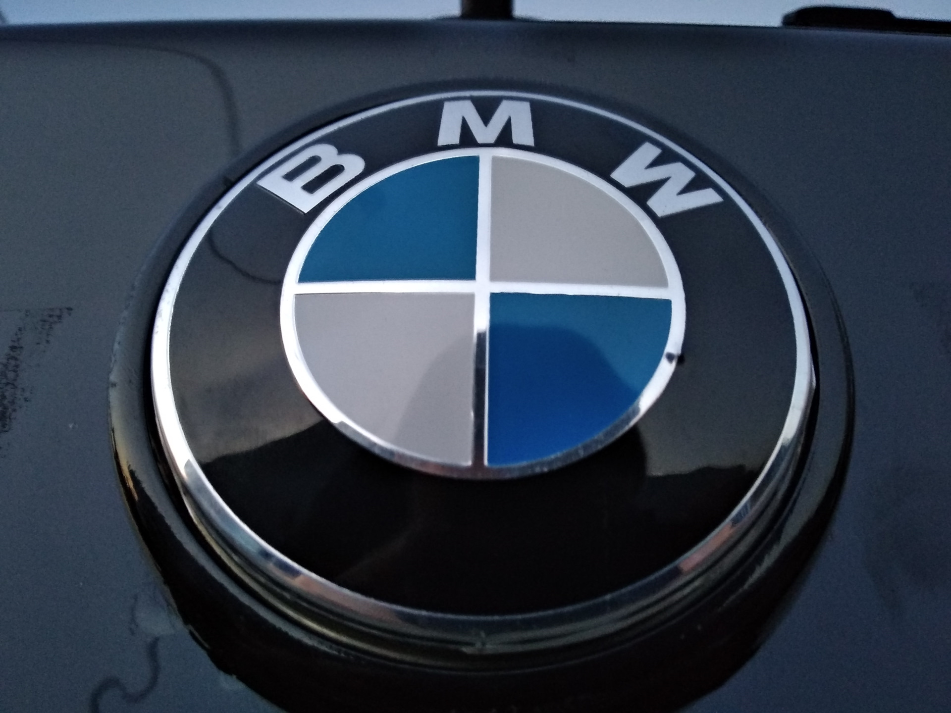 Логотип на крышке. Значок BMW x5. Эмблема на багажник БМВ e83. Эмблема x3 на крышку багажника БМВ.