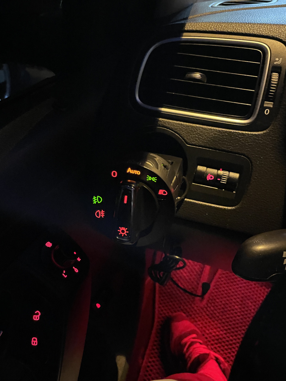 Установка автосвета. — Volkswagen Polo Sedan, 1,6 л, 2012 года ...