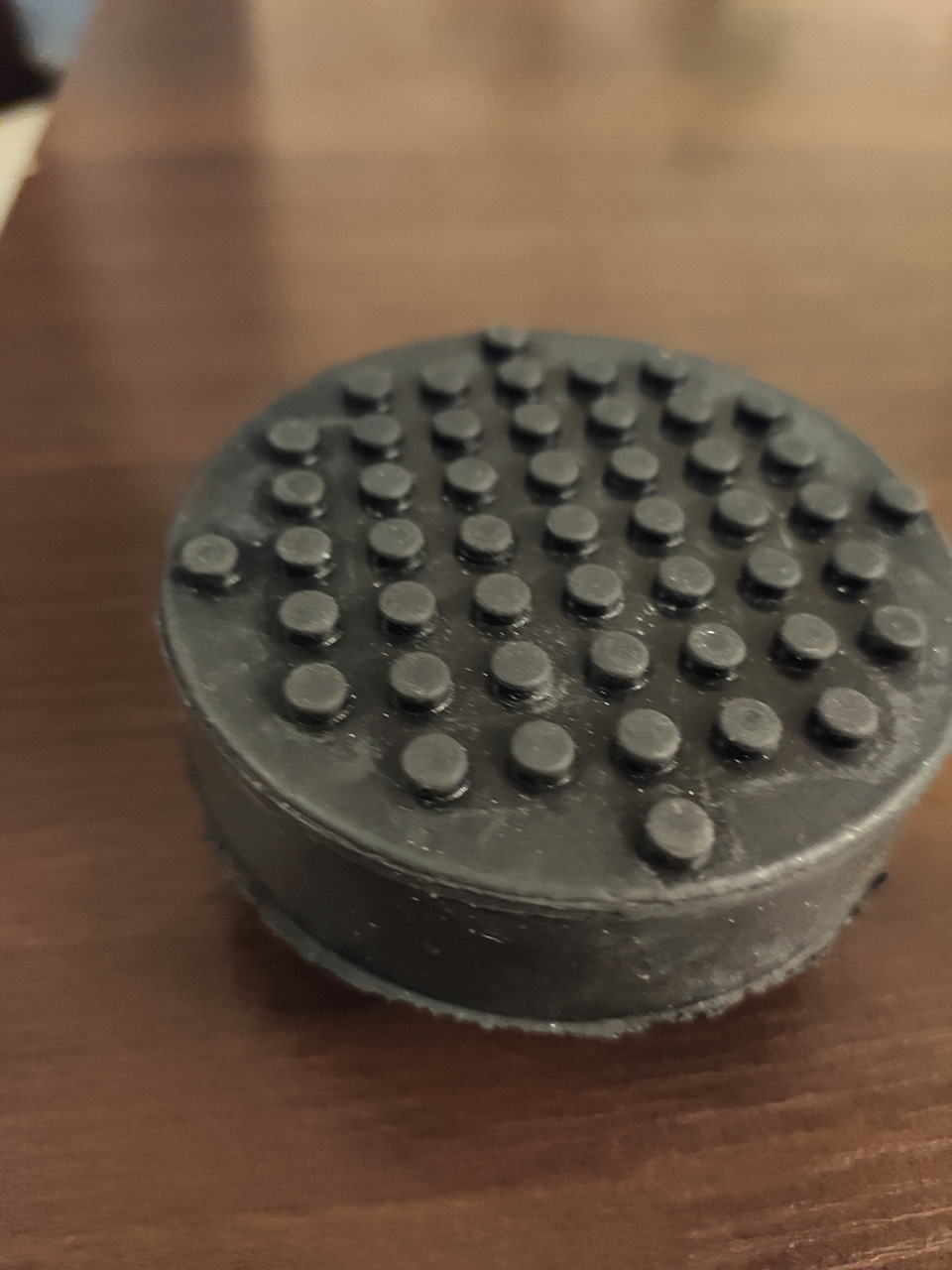 И последний аксессуар — опора для подкатного домкрата, купленного для предыдущего авто. Его грузоподъемность 3 т, но к сожалению вылета не хватает для подъема LX. Использую для сестринской Пежо. — Lexus LX (URJ200/URJ201)