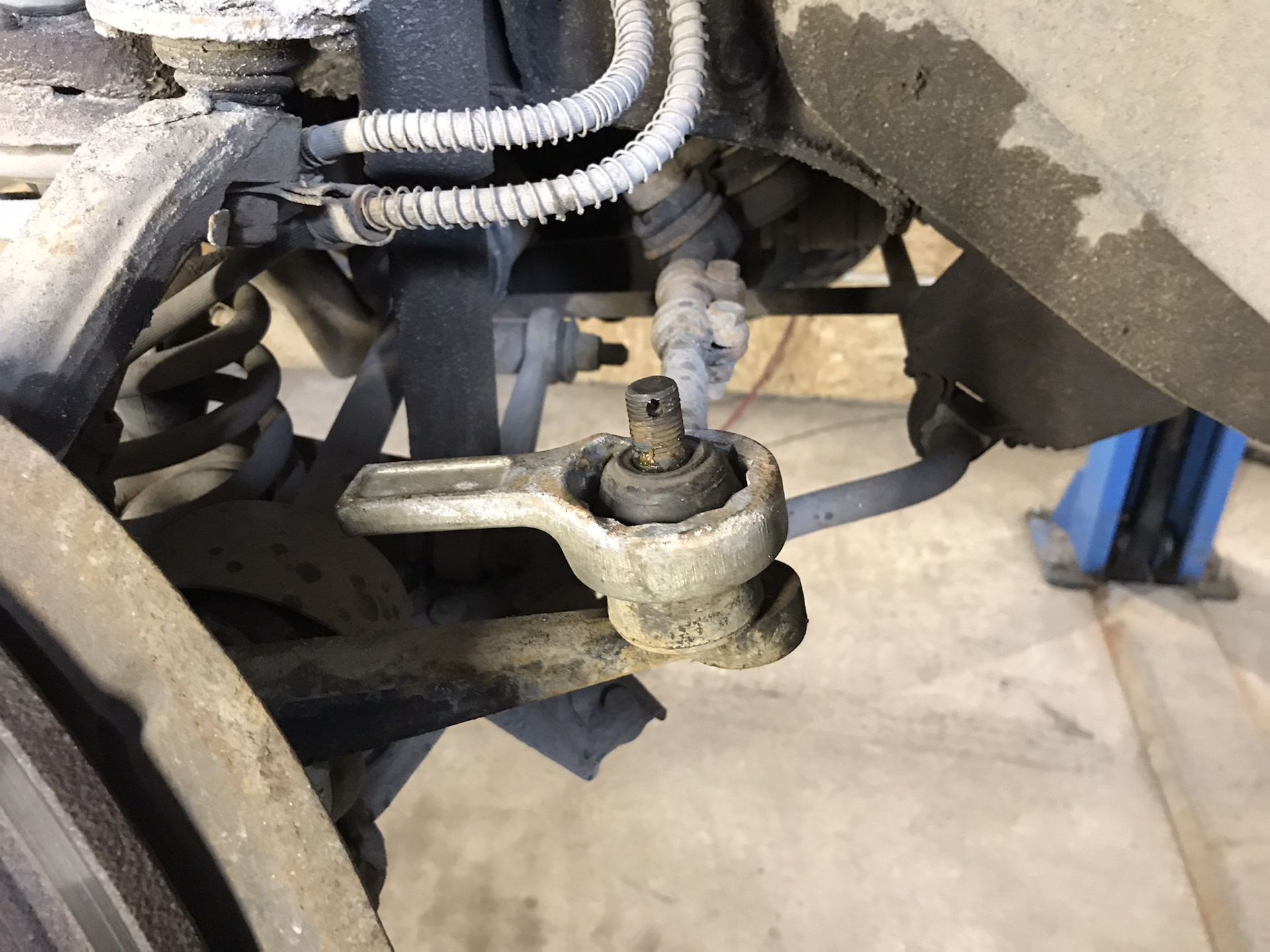 замена пыльника на рулевом наконечнике — Lada 4x4 3D, 1,8 л, 1999 года ...