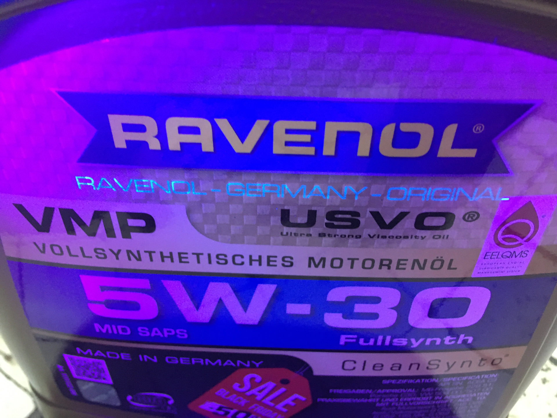 Сливочное масло под ультрафиолетом. Люминесценция пищевых продуктов. Ультрафиолетовая метка liqui moly. Масло в ультрафиолете. Масло проверить ультрафиолет.