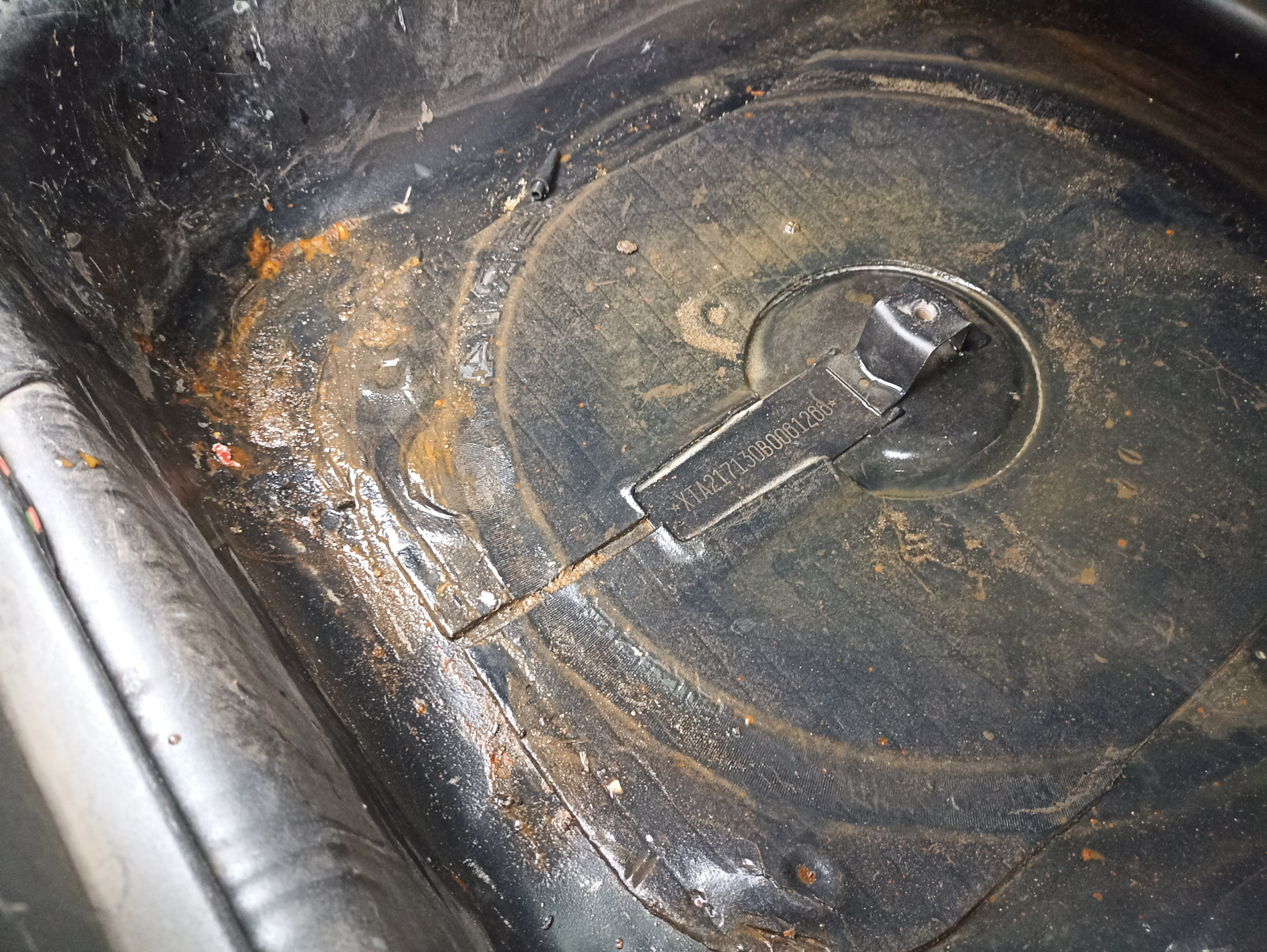 Ниша запаски bmw 318 e90. Откуда вода в запаске. Bmw e46 запаска. Mercedes затекает вода в нишу запаски. Ниша запаски ваз 2109.