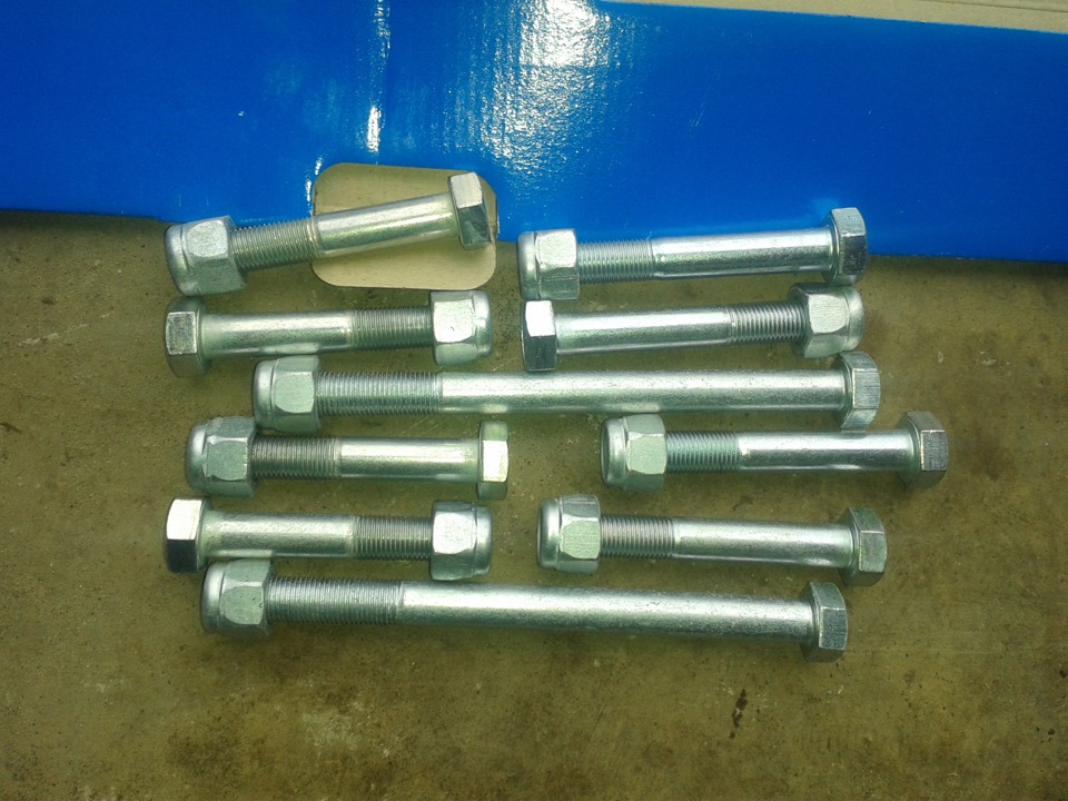 Комплект болтов реактивных тяг 2101. Болты реактивных тяг нива шевроле. Болт 2121 (нива) реактивных тяг в комплекте. Комплект болтов реактивных тяг ваз 2107. Кронштейны реактивных тяг ваз.