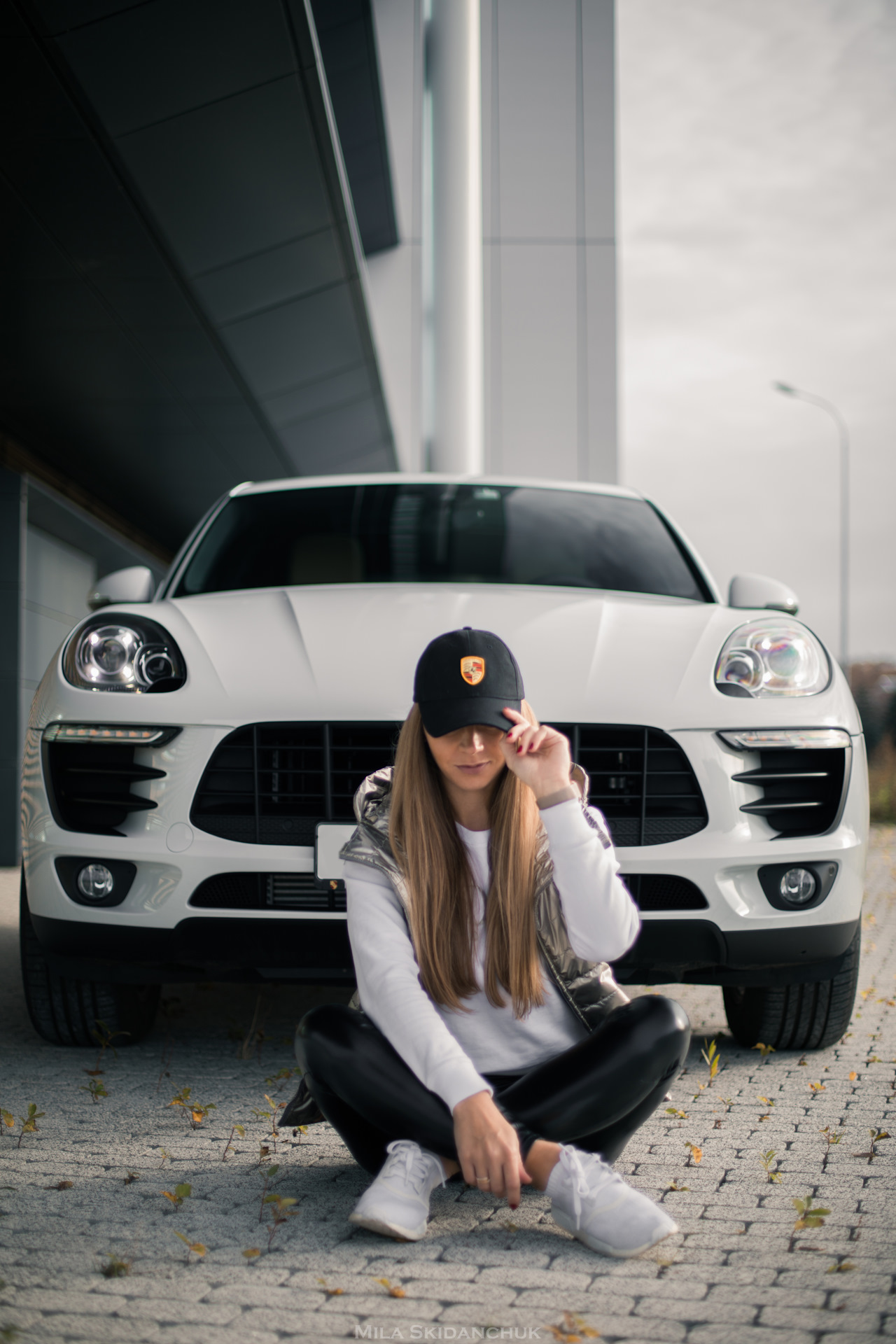 Девушка за рулем Porsche