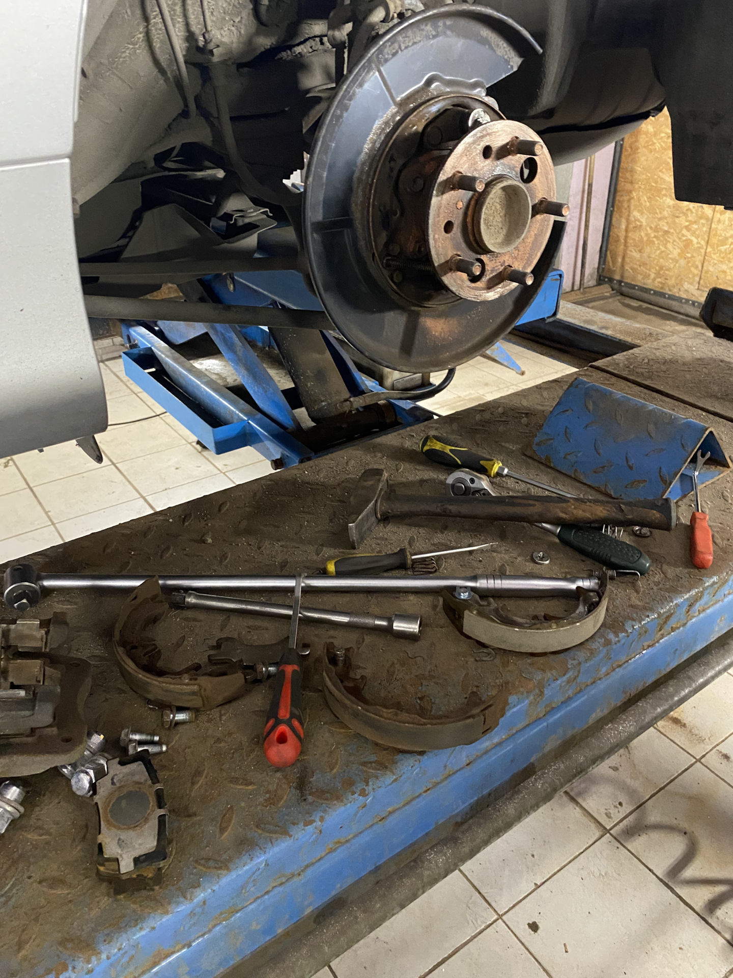 Замена передних колодок и колодок ручника — Toyota Camry (XV50), 2,5 л ...