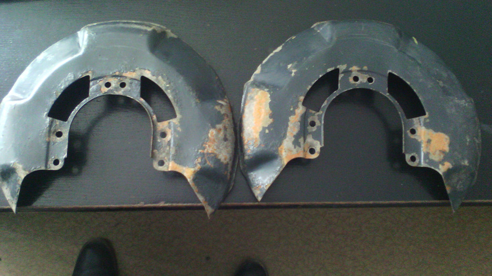 Очистка передних тормозных щитков от ржавчины и обработка — Volkswagen ...