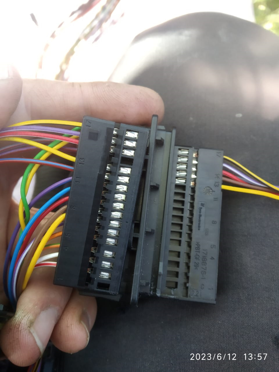 Разъем передней двери. Свободными остались только два пина. — Skoda Octavia A7 Mk3. Запчасти на фото: PBTGF20