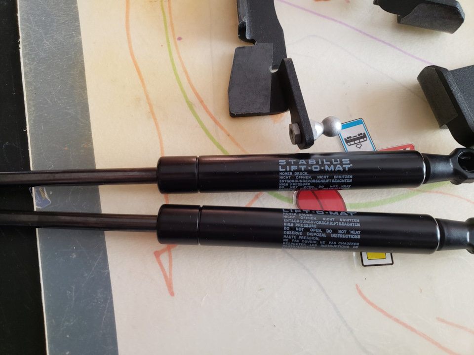 Установка укороченных газовых упоров капота. — Skoda Yeti, 1,8 л, 2014 ...