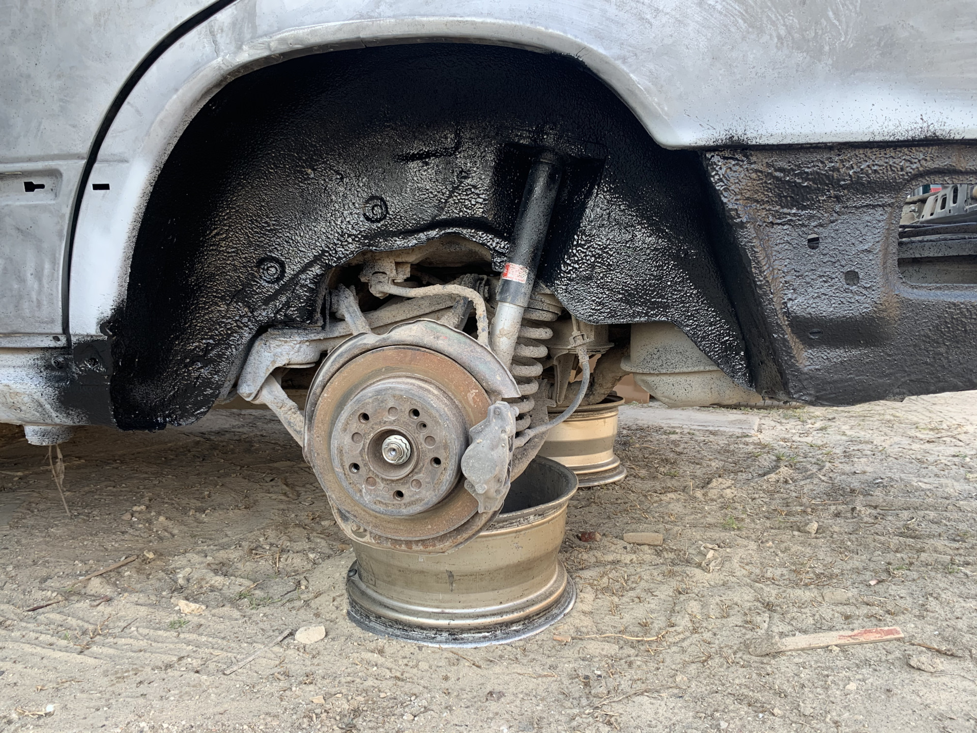 Кидает зад. Поднять зад sportage 3. Задняя подвеска форд s max. Сайлентблоки передней подвески хендай икс 35. Шпилька зад амортизатора теана 32.