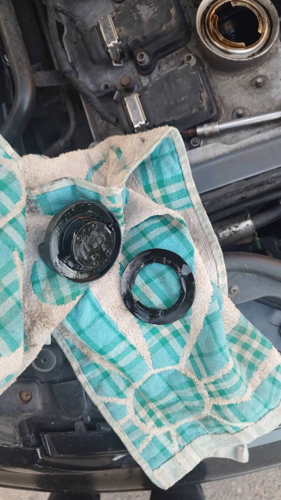 Замена уплотнительного кольца масляной крышки — Volkswagen Passat B5, 1 ...