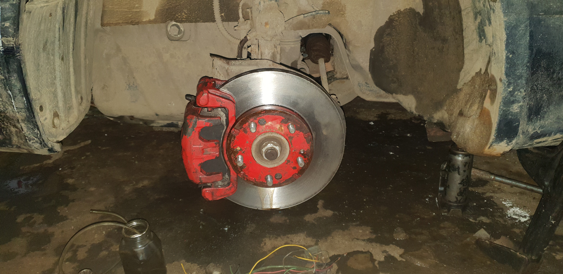 Задний суппорт прадо 120. Потек суппорт передний что делать. Потек суппорт. Тормозная жидкость суппорт фото. Потек суппорт передний.