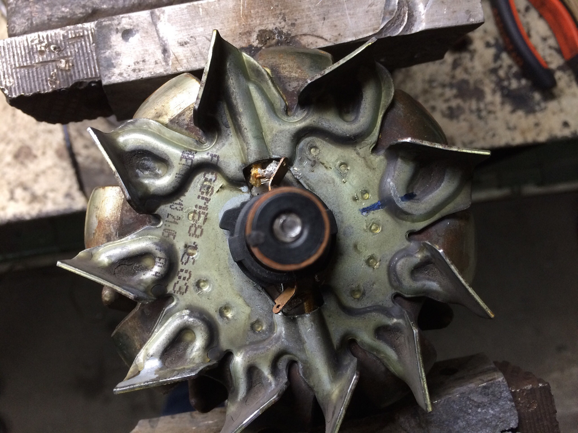 Колодка генератора гольф 3. Номера подшипников генератора нива шевроле. Подшипники генератора нива шевроле. Подшипники генератора нива шевроле. Откручивание шкива генератора bosch 110a.