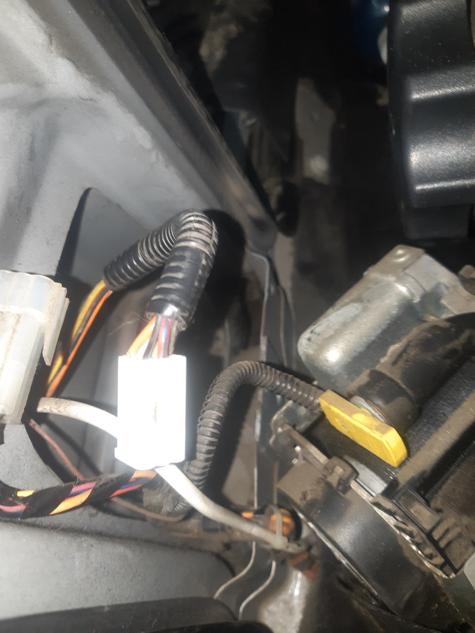 Поддувает холодный воздух из ремня. — Lada Приора хэтчбек, 1,6 л, 2014 ...