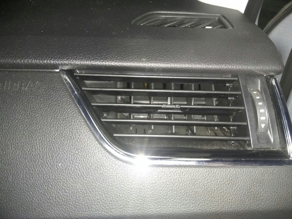 Как снять дефлектор шкода. Как снять дефлектор шкода. Skoda octavia tour дефлектор воздухозаборника. Дефлектор воздуховода на шкода октавия а5 2013. Как снять дефлектор шкода.