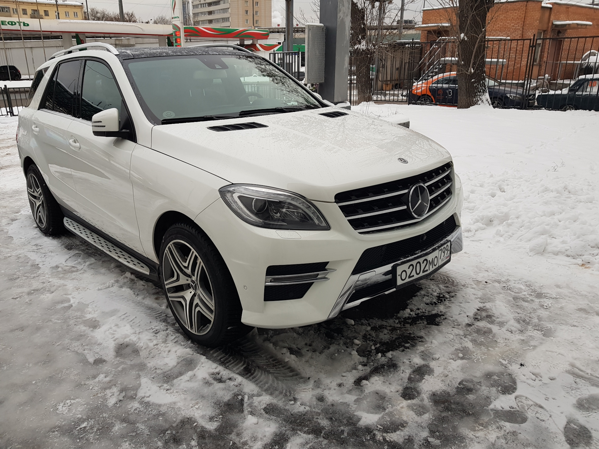 Мл белый. Mercedes ml 400 w166. Mercedes ml 400 белый. Ml 400 w166 Pearl. Мерседес мл w166 2011 год белый.