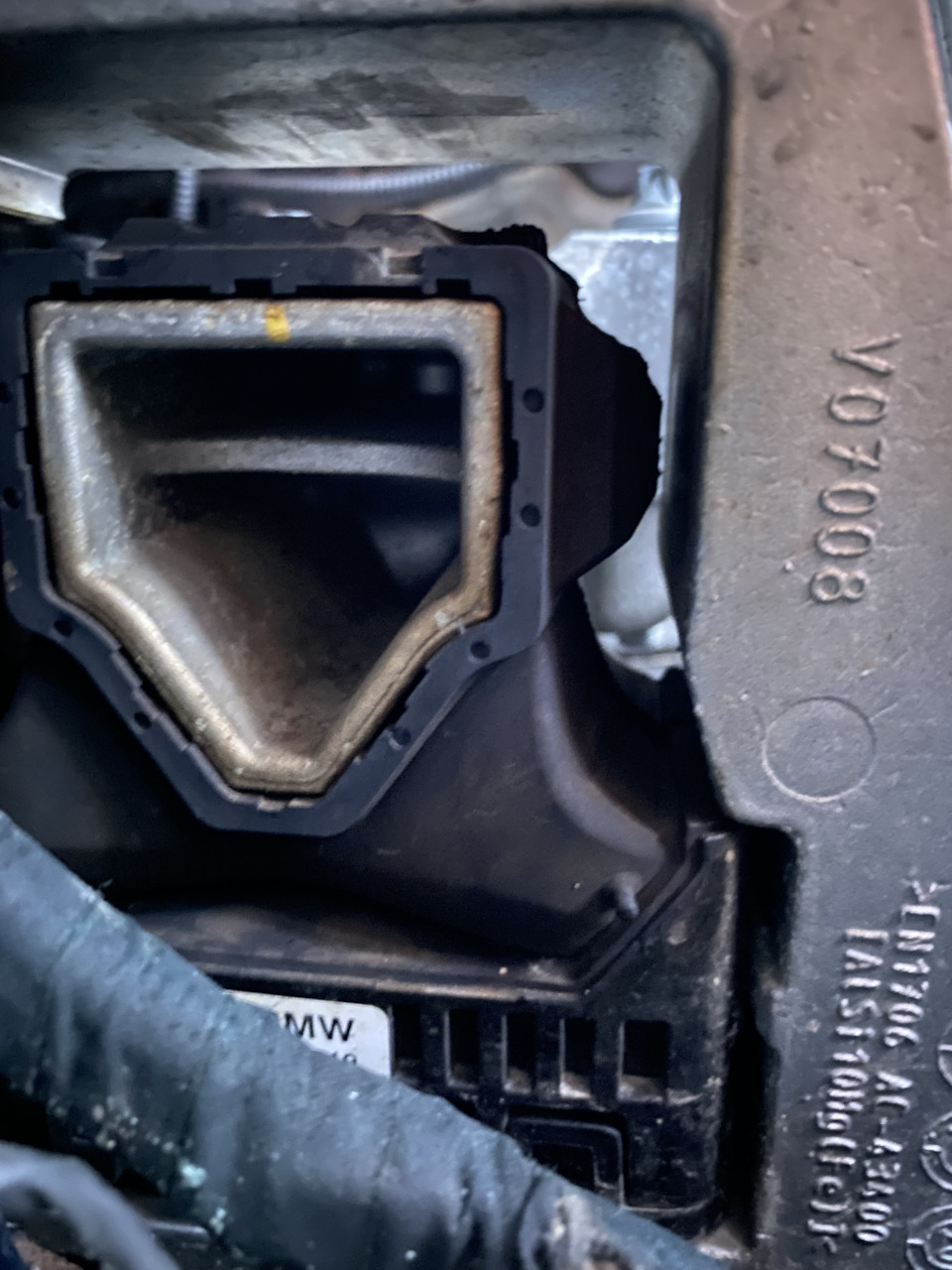 Снова старая, кстати у этих подушек некая особенность, метал темнеет в месте контакта с резинкой — BMW 2 series Active Tourer (F45). Запчасти на фото: N1106