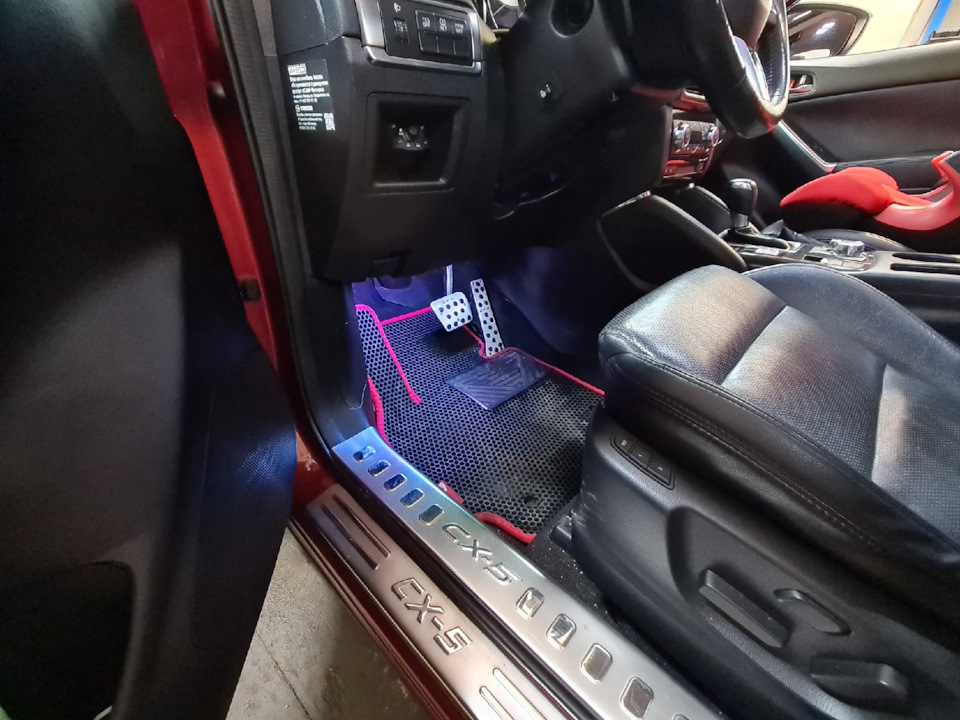 впереди — Mazda CX-5 (1G)