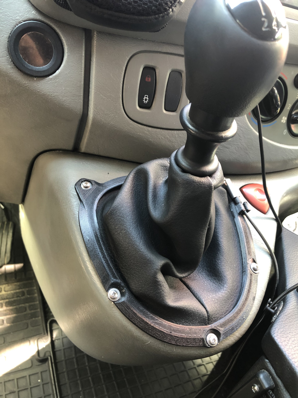Чехол коробки передач — Opel Vivaro (1G), 1,9 л, 2004 года | своими ...
