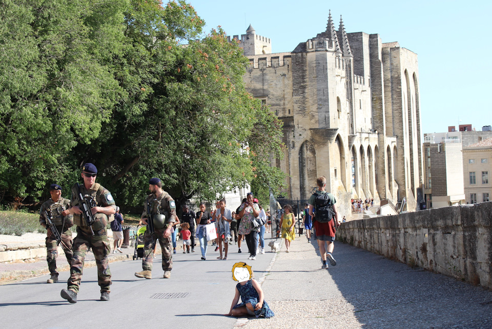 Военные патрули в местах массового скопления людей – обыденность для Франции второй половины 10-х годов. — Audi A4 (B9)