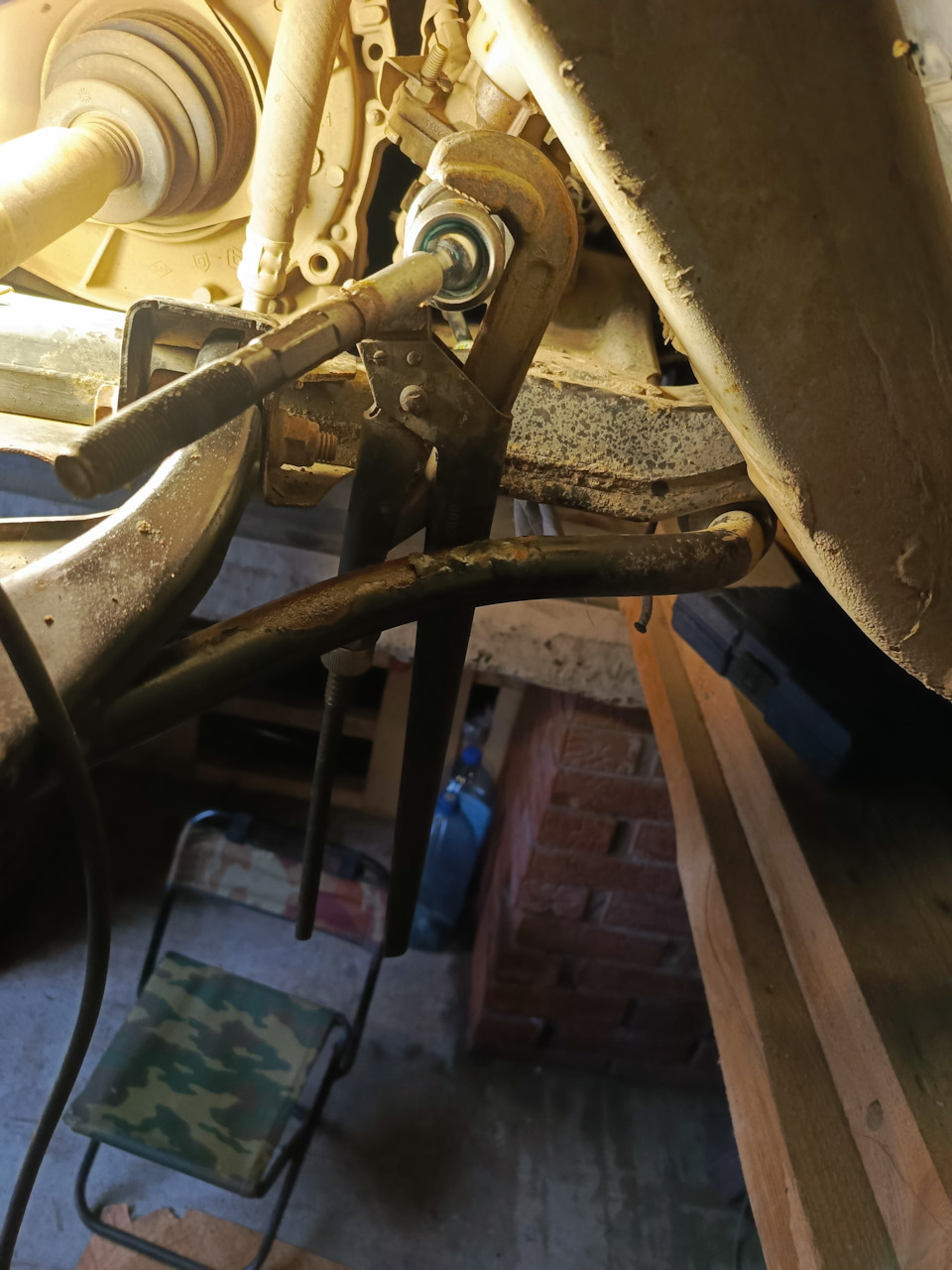 С водительской стороны, тоже можно открутить газовым ключом! — Nissan Almera V (G11/15)