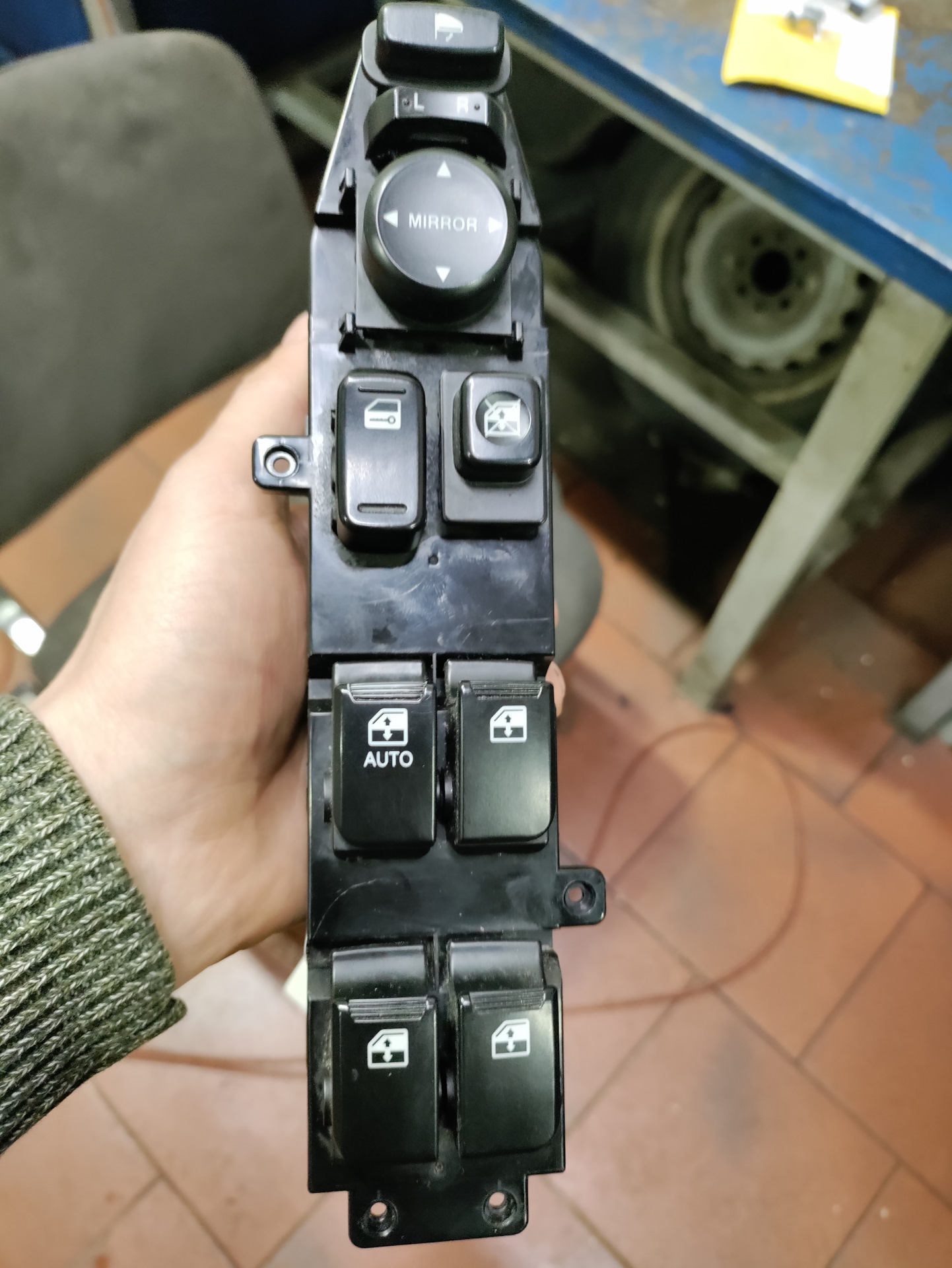 Лампа подсветки кнопок лада ларгус артикул. Лампочка подсветки кнопки стеклоподъемника рено логан. Какие лампочки в стеклоподъемнике. Лампы приборной панели гетц 2004 цоколь. Какие лампочки в стеклоподъемнике.