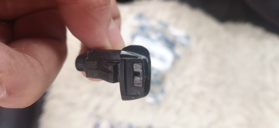 Форсунки омывателя лобового стекла. — Toyota RAV4 (I), 2 л, 1998 года ...