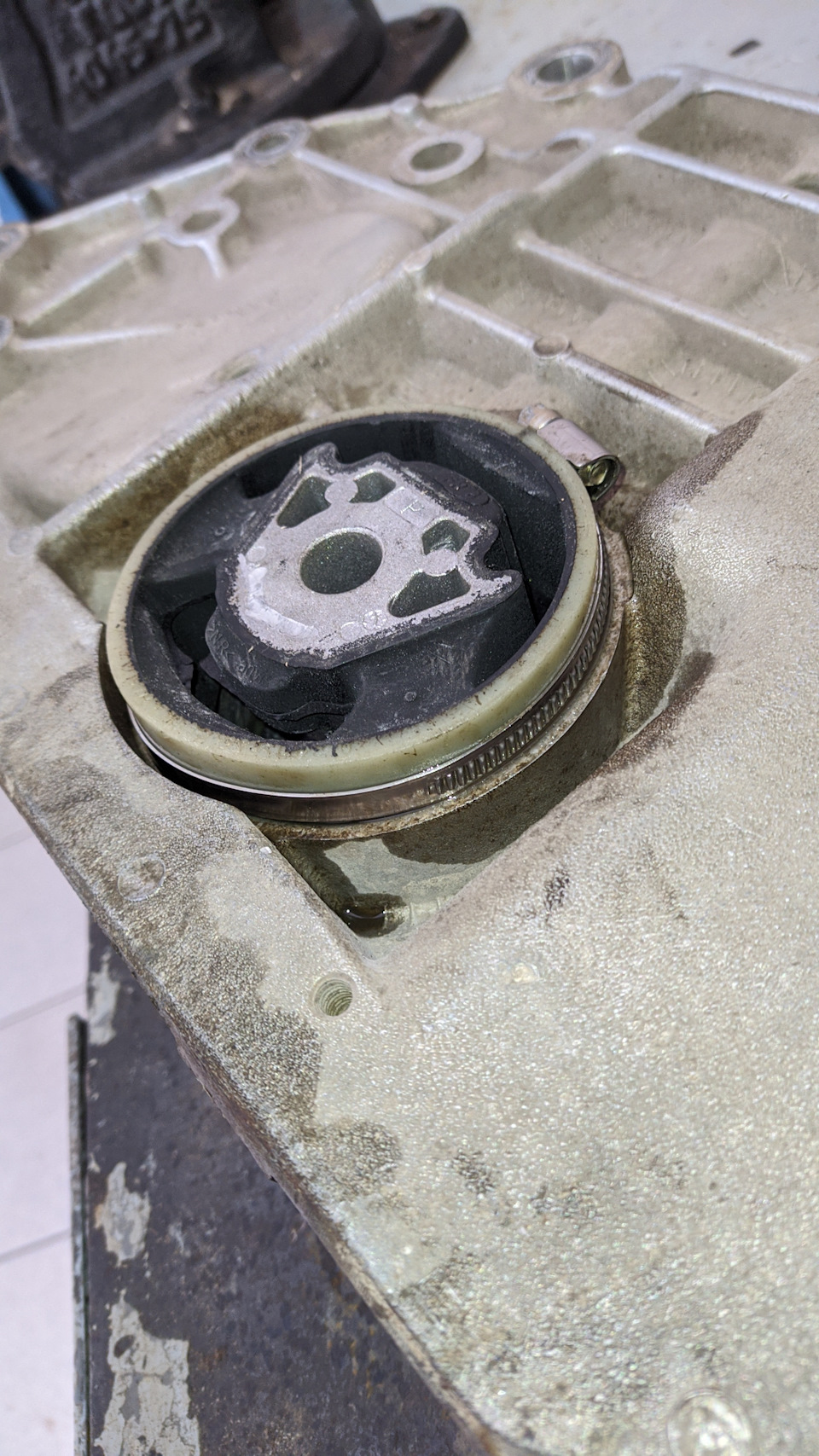 Запрессовка сайлентблоков в подрамник — Volkswagen Golf Mk5, 1,4 л ...