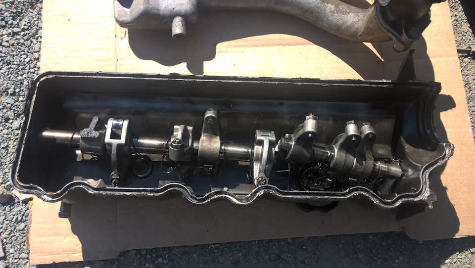 Сломанная ось коромысел и одно коромысло — Mitsubishi Lancer IV