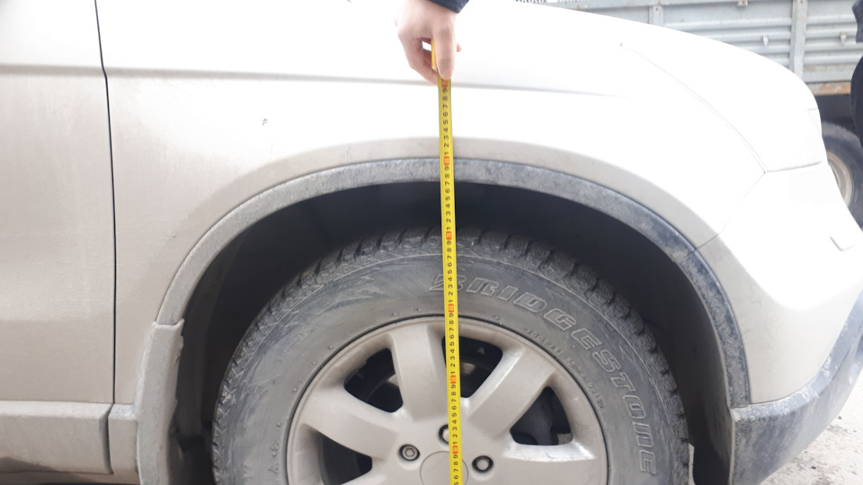 17. Tył: wybij fabryczne szpilki; sprawdź, czy gniazda nie są zdeformowane/wyrobione. — Honda CR‑V III (RE)