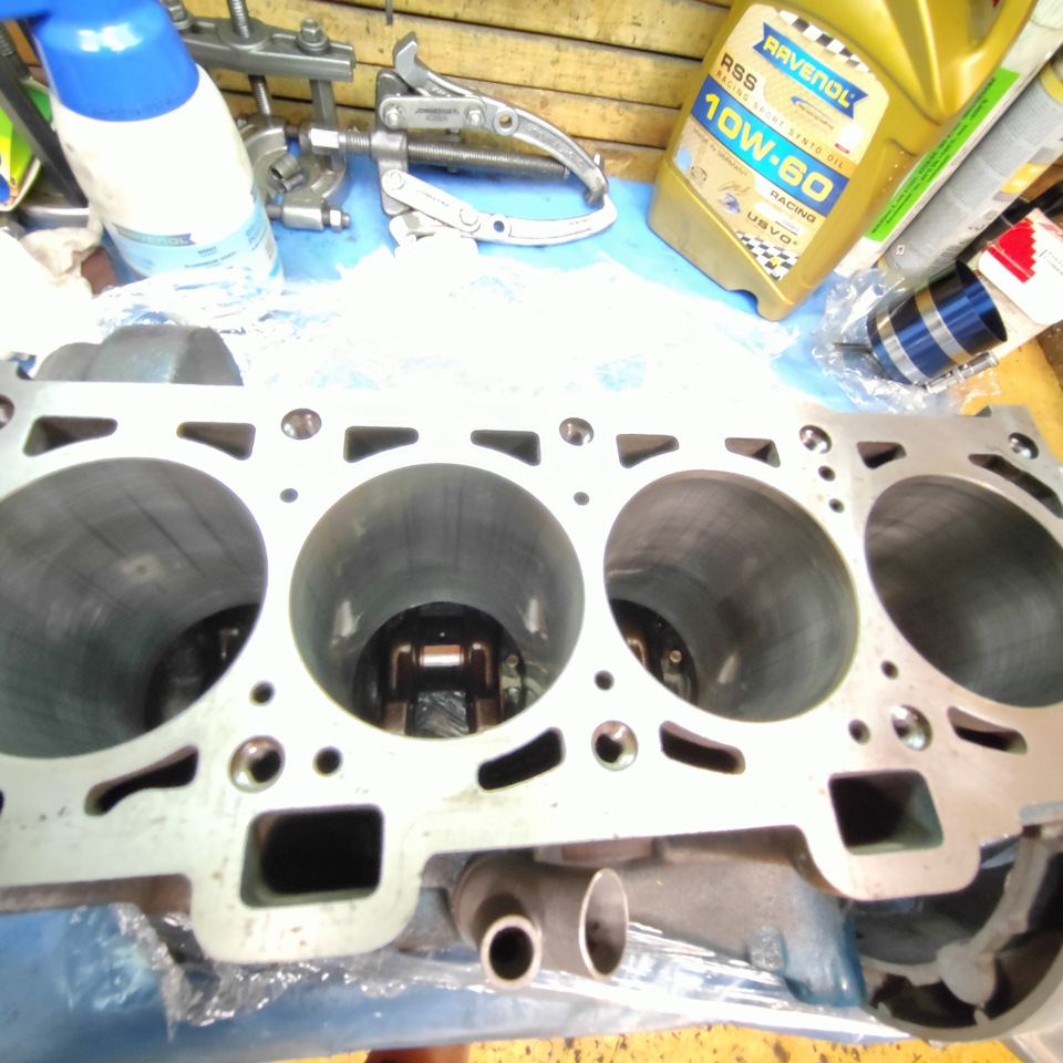 общий вид всех цилиндров после излечения поршней с наборными кольцами, 1-2 цилиндры слева новый хон, 3-4 (справа) старый хон, видно как кольца до верха не доходили. — Lada 21083