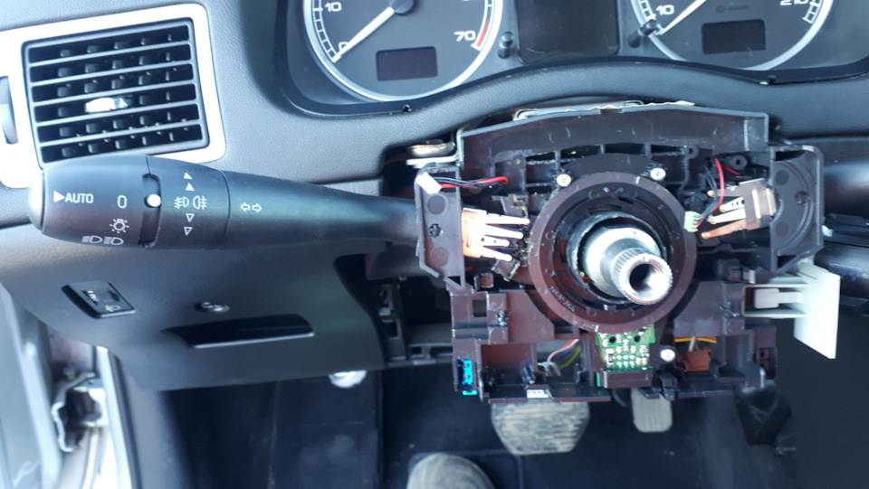 Замена переключателя поворотов — Peugeot 307, 1,6 л, 2002 года ...