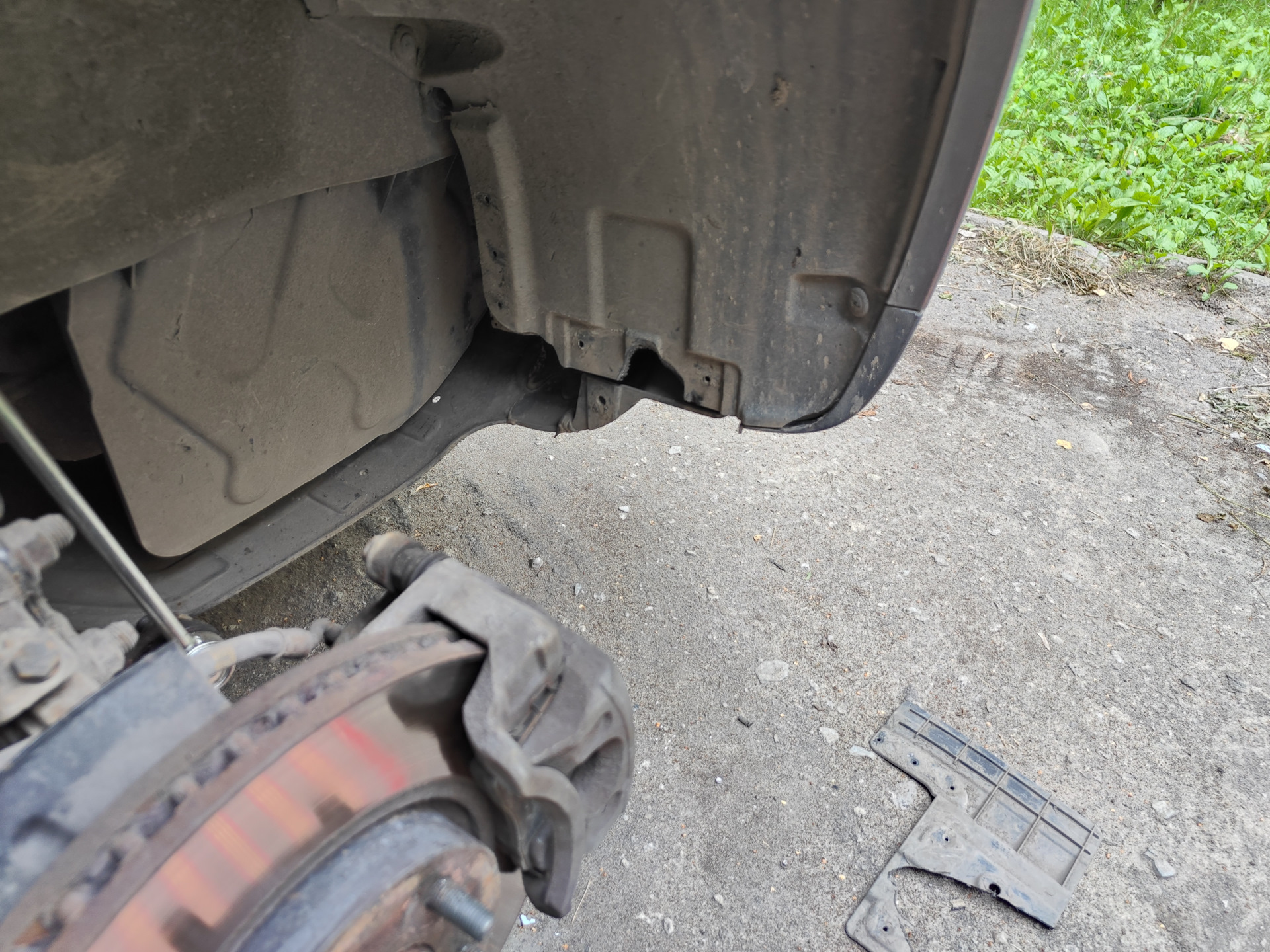 Замена передних брызговиков ix35 — Hyundai ix35, 2 л, 2014 года ...